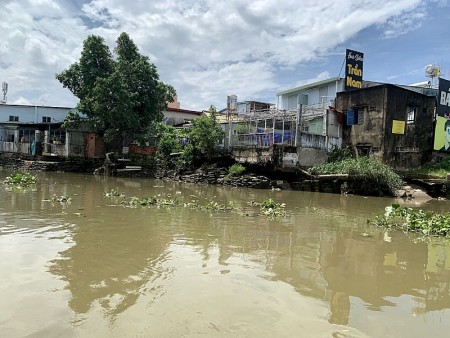 TP.HCM: Nhiều căn nhà ven kênh, rạch có nguy cơ sụp đổ xuống sông