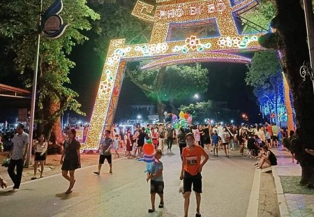 Phố đi bộ Thành cổ Sơn Tây thu hút trên 90.000 lượt khách