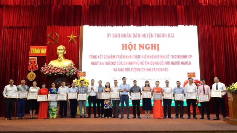 lãnh đạo huyện Thanh Oai trao tặng Giấy khen cho các tập thể, cá nhân trên địa bàn huyện có thành tích xuất sắc trong việc thực hiện Nghị định 78 của Chính phủ.