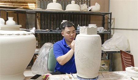 Nghệ nhân trẻ trưởng thành từ nghề gốm truyền thống