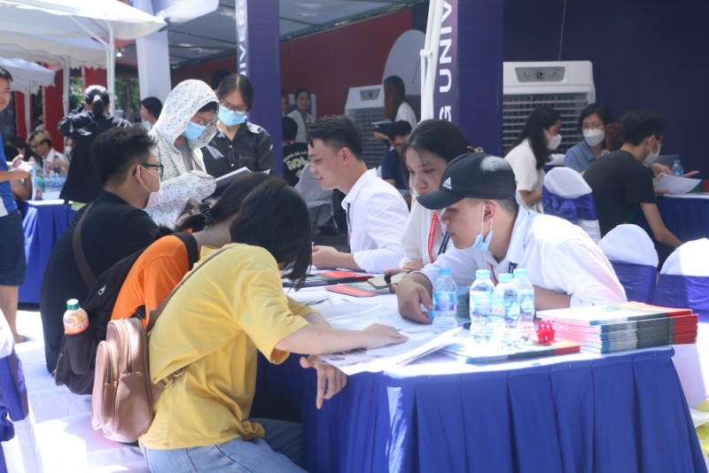 Học sinh tìm hiểu về nguyện vọng xét tuyển đại học tại Ngày hội tư vấn xét tuyển năm 2022 tại Hà Nội.