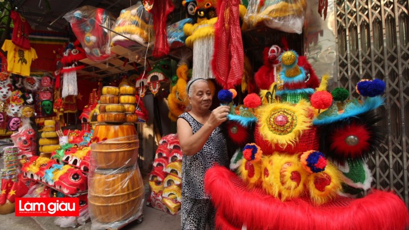 Người miệt mài giữ nghề làm đầu lân, sư tử truyền thống ở thành Nam