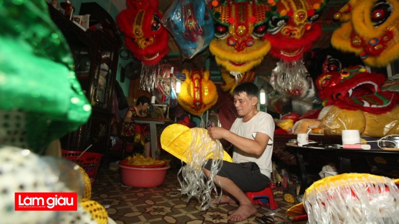 Người miệt mài giữ nghề làm đầu lân, sư tử truyền thống ở thành Nam