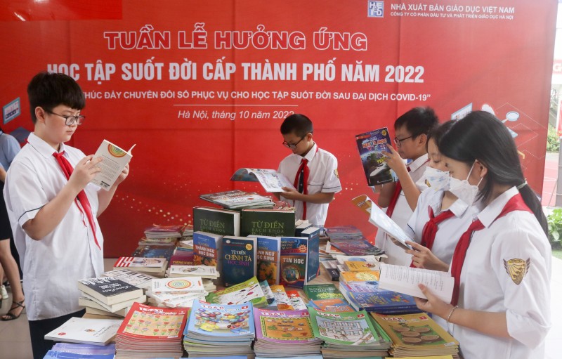Học sinh Trường Trung học cơ sở Nam Từ Liêm say sưa đọc sách.