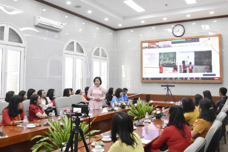 Cô giáo Lê Thu Trang trình bày trước Hội đồng xét duyệt vòng chung khảo Giải thưởng “Nhà giáo Hà Nội tâm huyết, sáng tạo”. (Ảnh: P.T)
