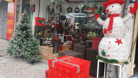 Thị trường đồ trang trí Giáng sinh nhộn nhịp vào mùa