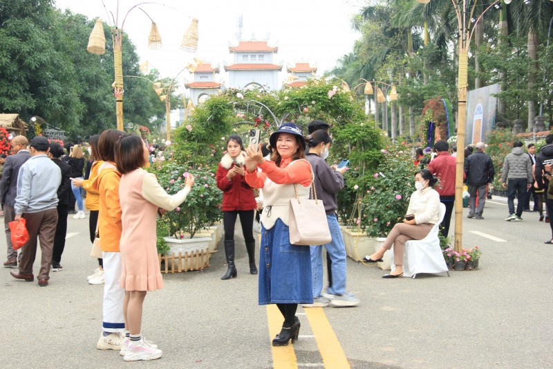 Người dân hào hứng tham quan, chụp ảnh tại Lễ hội hoa Mê Linh