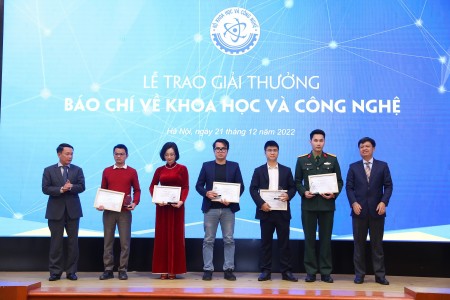 Trao giải báo chí về khoa học và công nghệ năm 2021