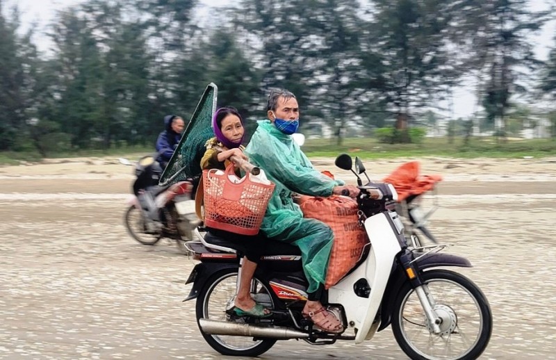 Hà Tĩnh: Người dân dầm mình trong mưa rét để vớt “lộc biển”