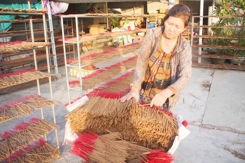 Bà Lê Thị Lái cho biết từ tháng 10, người dân thôn Phong Ấp đã bắt đầu vào vụ mùa làm nhang bán ra thị trường trong dịp Tết Nguyên Đán. (Ảnh: Hương Thảo) 