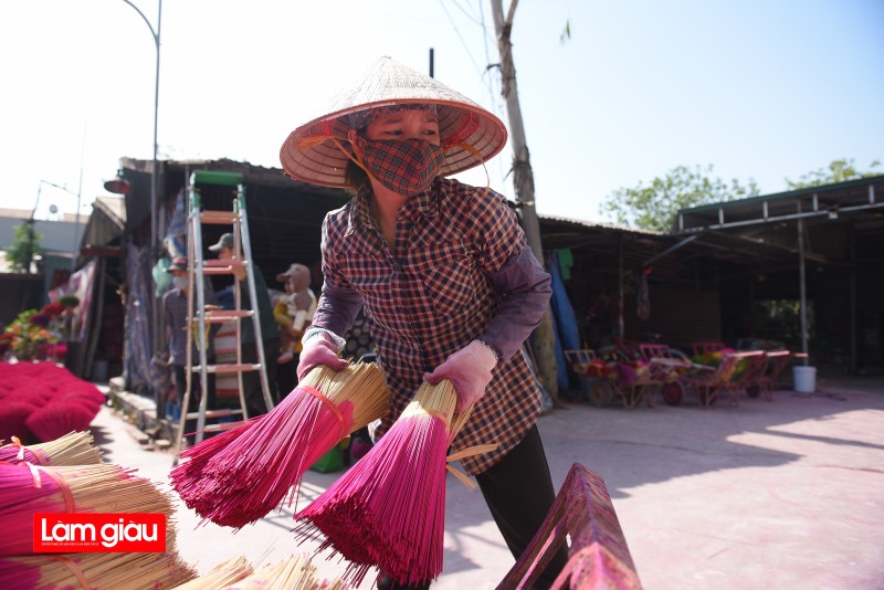 Làng nghề làm tăm hương Quảng Phú Cầu tất bật vào Tết