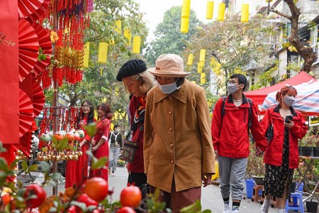 Người Hà Nội tìm lại hương vị Tết xưa ở chợ hoa Hàng Lược