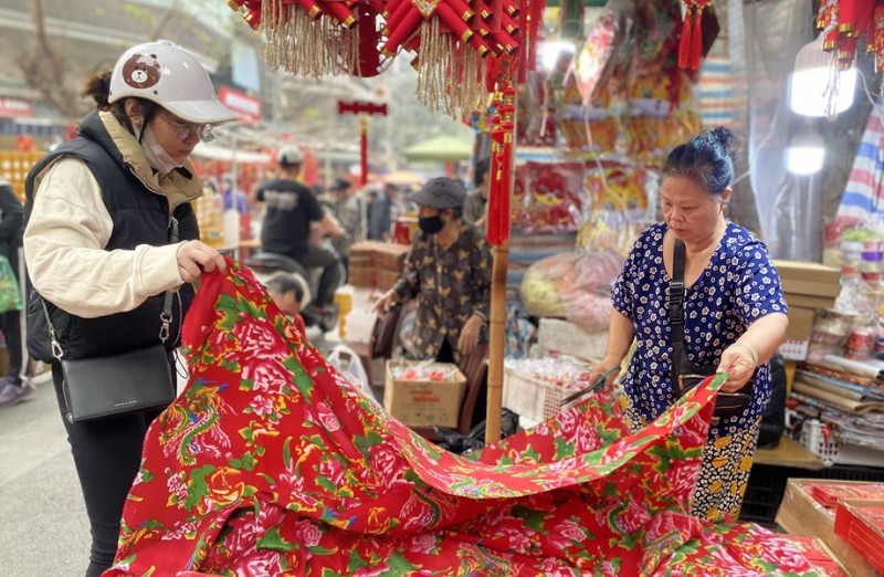 Người Hà Nội tìm lại hương vị Tết xưa ở chợ hoa phố Hàng Lược
