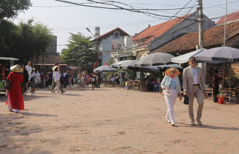 Khách du lịch hào hứng thưởng thức Tết Việt ở làng cổ Đường Lâm