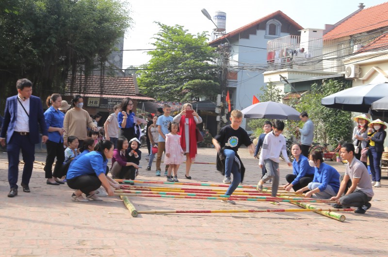 Khách du lịch hào hứng thưởng thức Tết Việt ở làng cổ Đường Lâm