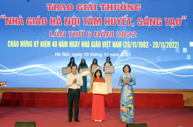 Cô Nguyễn Thị Hà Lương nhận giải thưởng Nhà giáo Thủ đô tâm huyết sáng tạo lần thứ 6 năm 2022