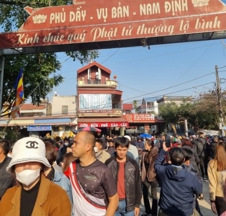 Hàng vạn người nô nức kéo về chợ Viềng Nam Định