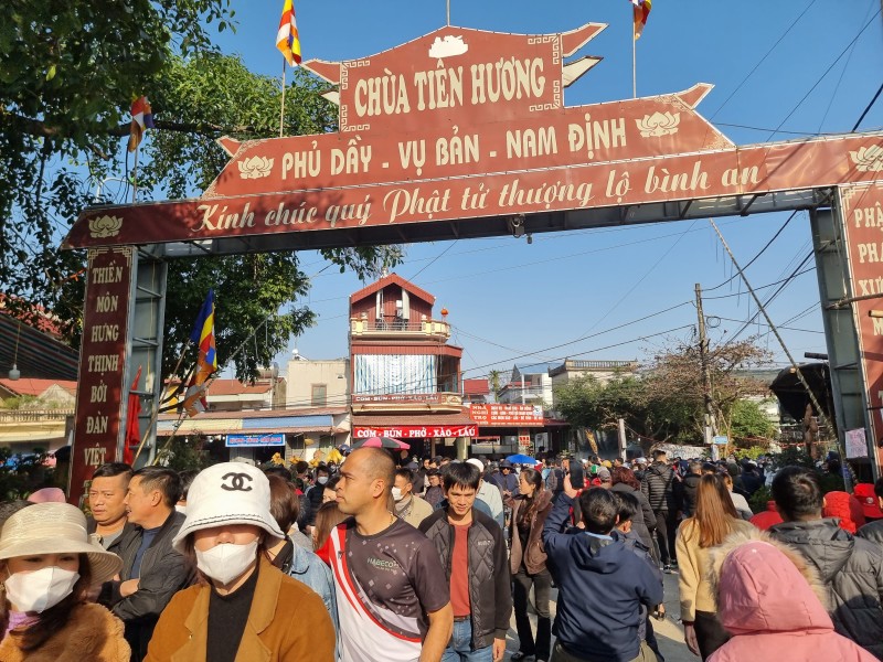 Hàng vạn người nô nức rủ nhau về dự phiên chợ Viềng Nam Định