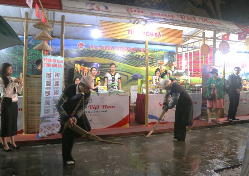 Ấn tượng “Sắc màu Việt Nam” và lễ hội “Dạo chơi nước Pháp”
