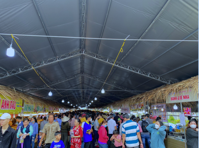 Hàng chục ngàn du khách các tỉnh đổ về Lễ hội bánh dân gian Nam bộ 2023