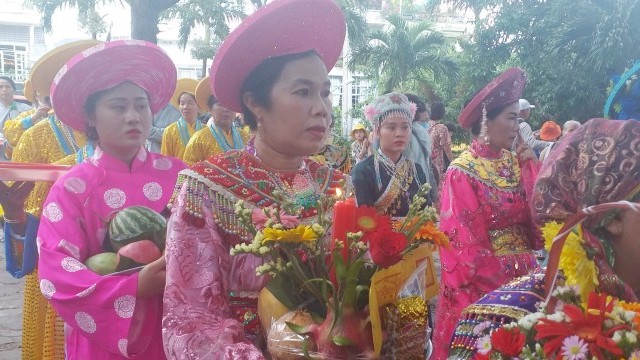 Người dân và du khách đổ về Nha Trang dự lễ hội Tháp bà Ponagar