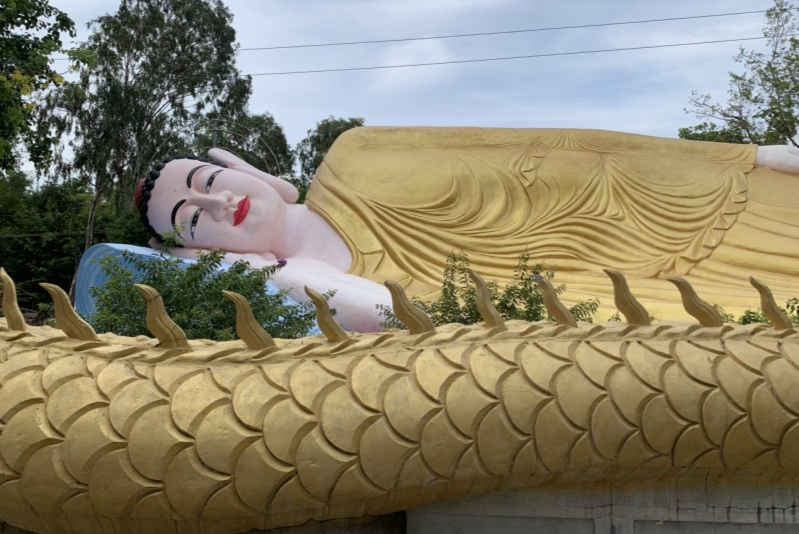 Tượng Phật nhập niết bàn được xây dựng công phu (Ảnh: Hương Thảo)