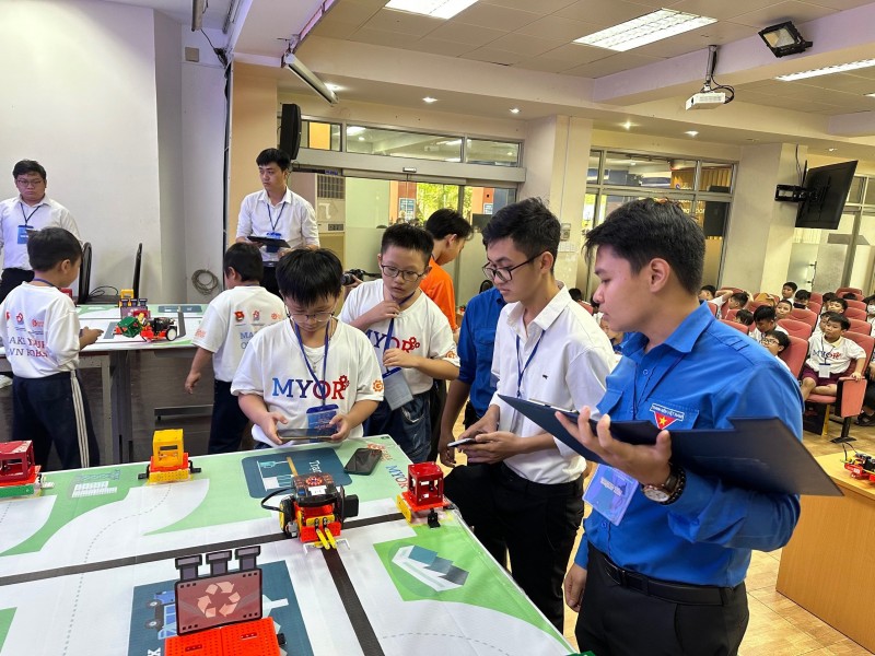 Học sinh học cách điều khiển và lập trình robot bảo vệ môi trường