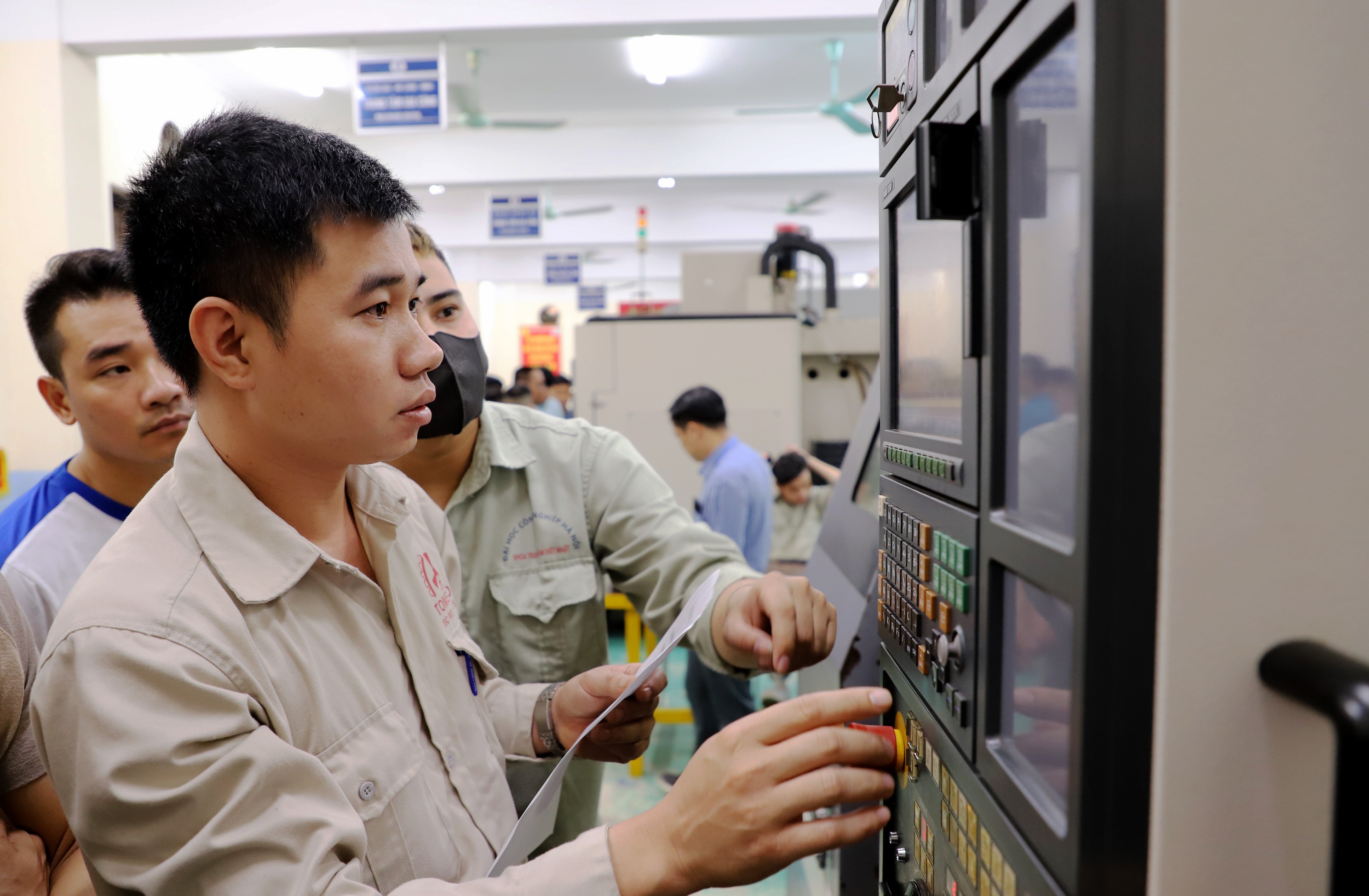 Chùm ảnh: Thí sinh tham gia Hội thi thợ giỏi thành phố Hà Nội năm 2023 làm quen với máy