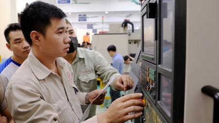 Chùm ảnh: Thí sinh tham gia Hội thi thợ giỏi thành phố Hà Nội năm 2023 làm quen với máy
