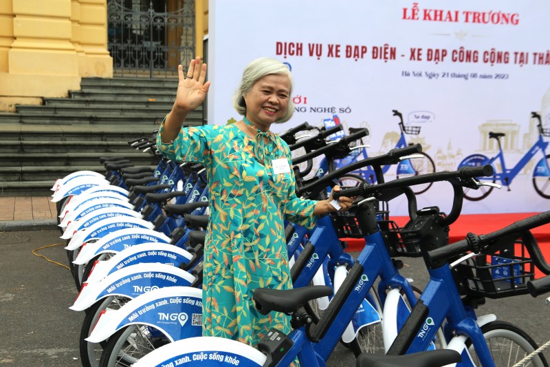 Người dân hào hứng trải nghiệm dịch vụ xe đạp công cộng
