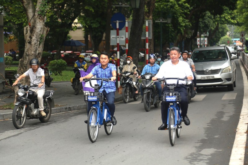 Người dân hào hứng trải nghiệm dịch vụ xe đạp công cộng