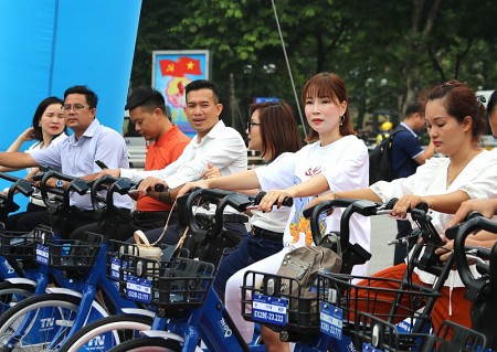 Hà Nội cần tiếp thêm động lực để "xanh hóa" giao thông công cộng