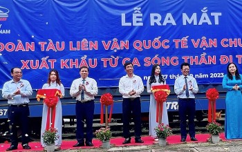 Ra mắt đoàn tàu liên vận hàng hóa từ ga Sóng Thần đi Trung Quốc