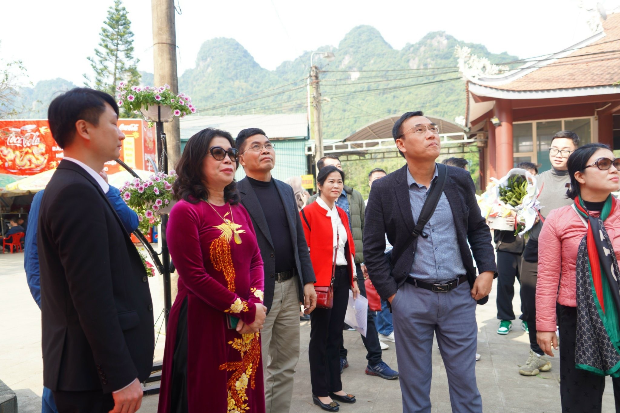 Hàng ngàn du khách nô nức đi trẩy hội chùa Hương