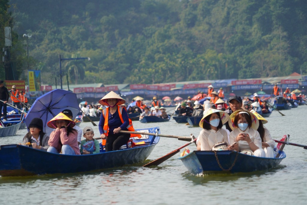 Hàng ngàn du khách nô nức đi trẩy hội chùa Hương