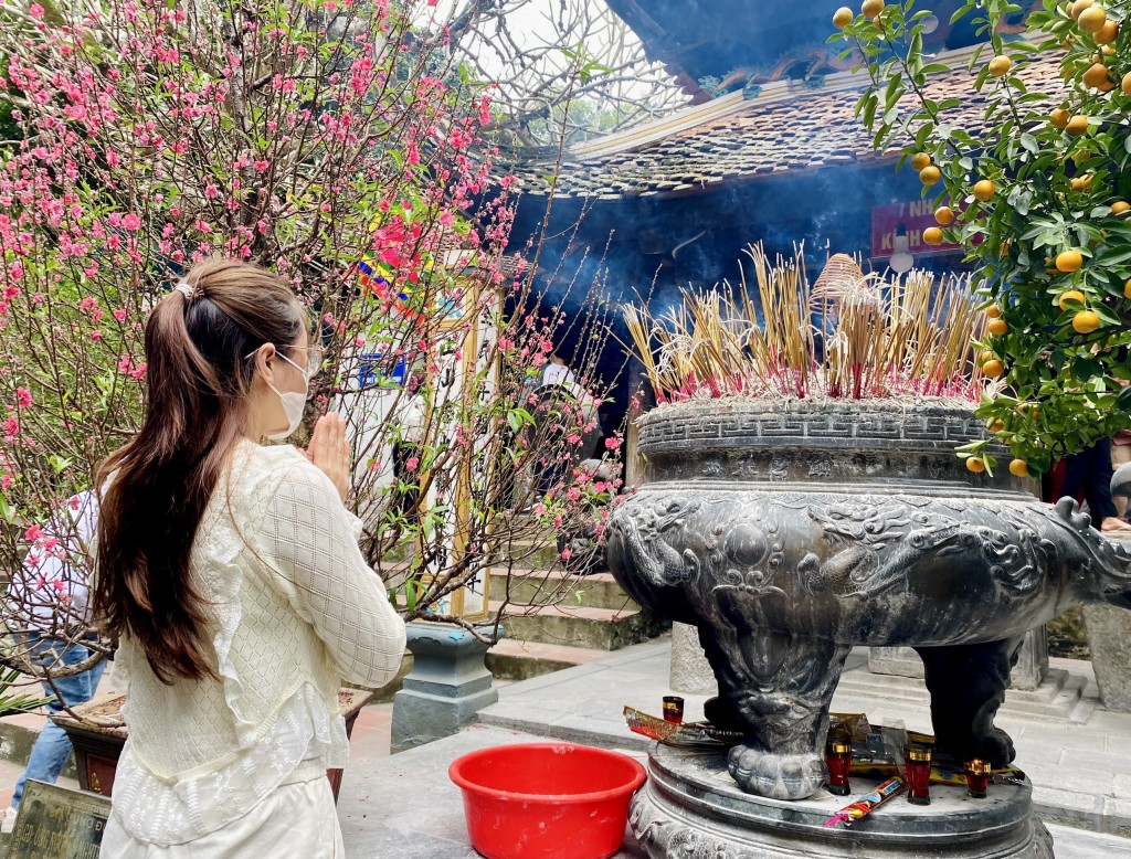 Ngôi đền rút quẻ thiêng bậc nhất Hà Nội đông nghịt khách ngày đầu năm