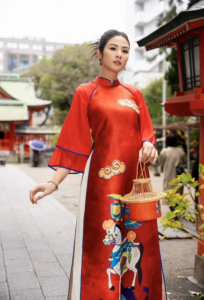 Ngọc Hân và nét đẹp áo dài Việt thách thức cái lạnh 2 độ C ở xứ sở Hoa Anh Đào