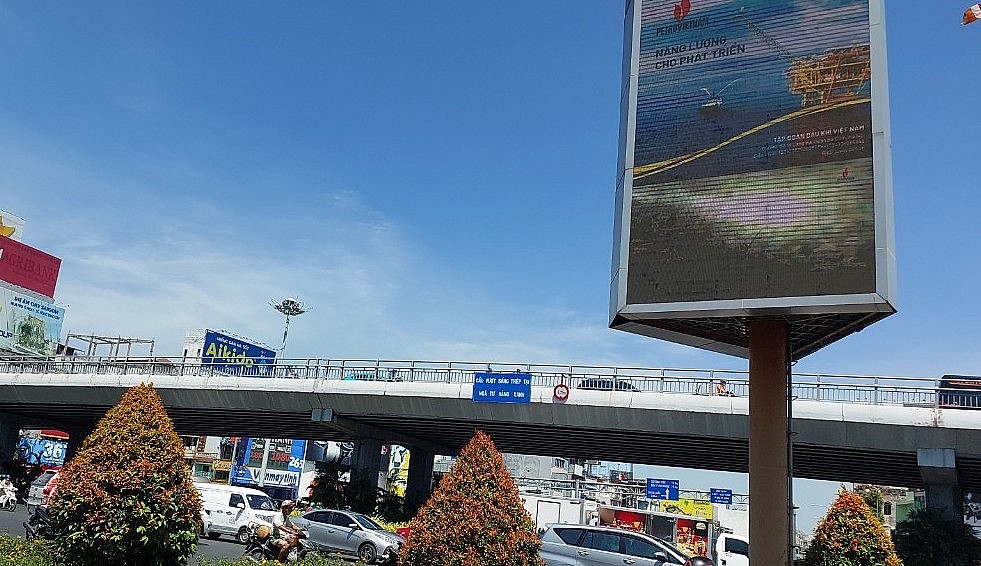 Chấn chỉnh hoạt động quảng cáo ngoài trời tại thành phố Hồ Chí Minh