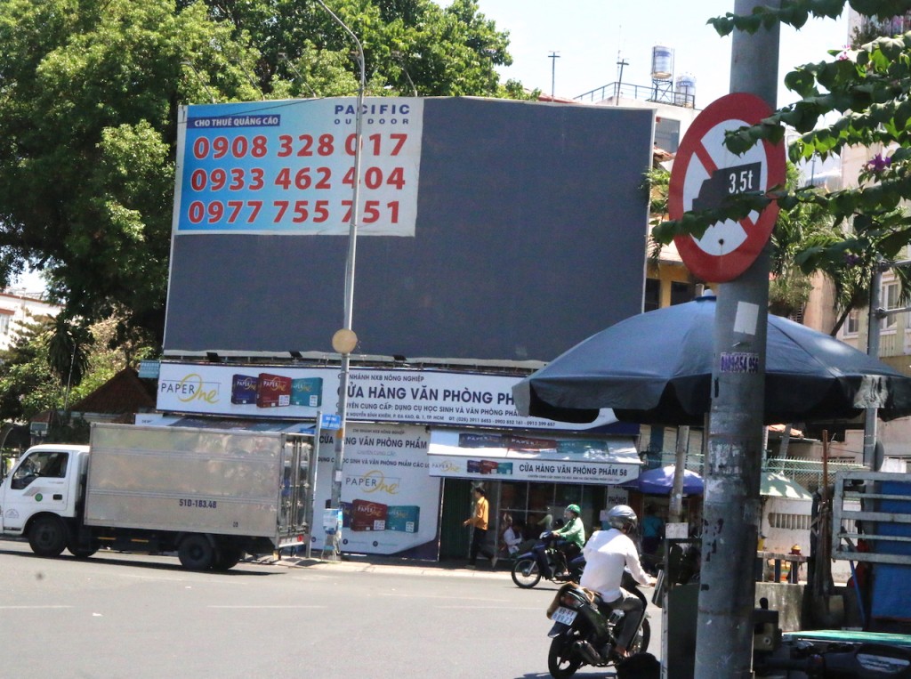Chấn chỉnh hoạt động quảng cáo ngoài trời tại thành phố Hồ Chí Minh