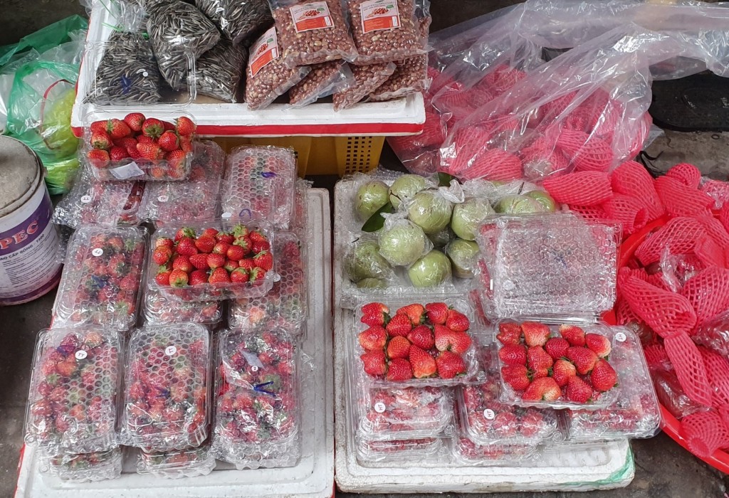 Dâu tây Sơn La siêu rẻ nhuộm đỏ chợ Hà Nội
