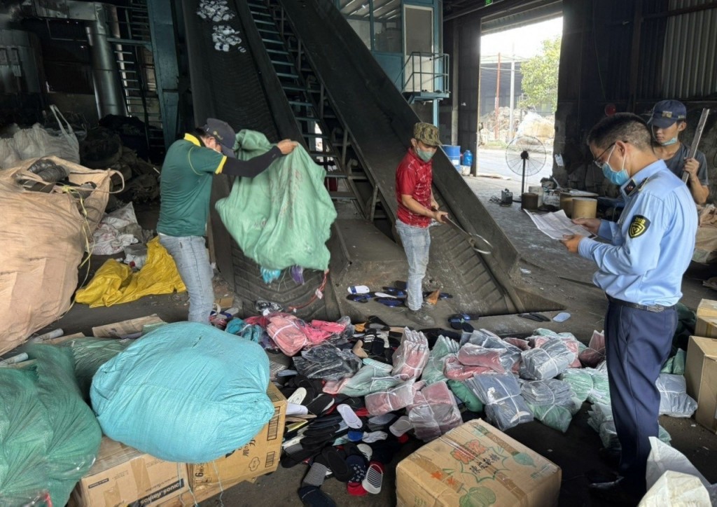 TP.HCM: Tiêu hủy gần 42.000 sản phẩm quần áo, túi xách, mỹ phẩm... giả hàng hiệu