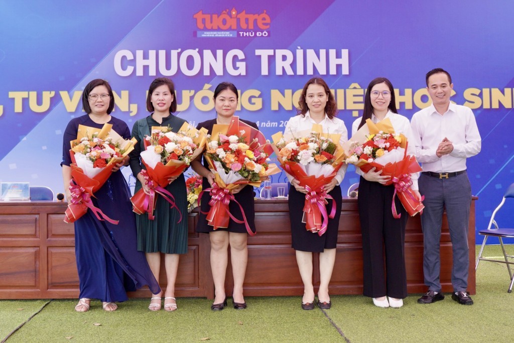 , Phó Tổng Biên tập Báo Tuổi trẻ Thủ đô Ngô Vương Tuấn tặng hoa đến các chuyên gia, diễn giả tham gia chương trình