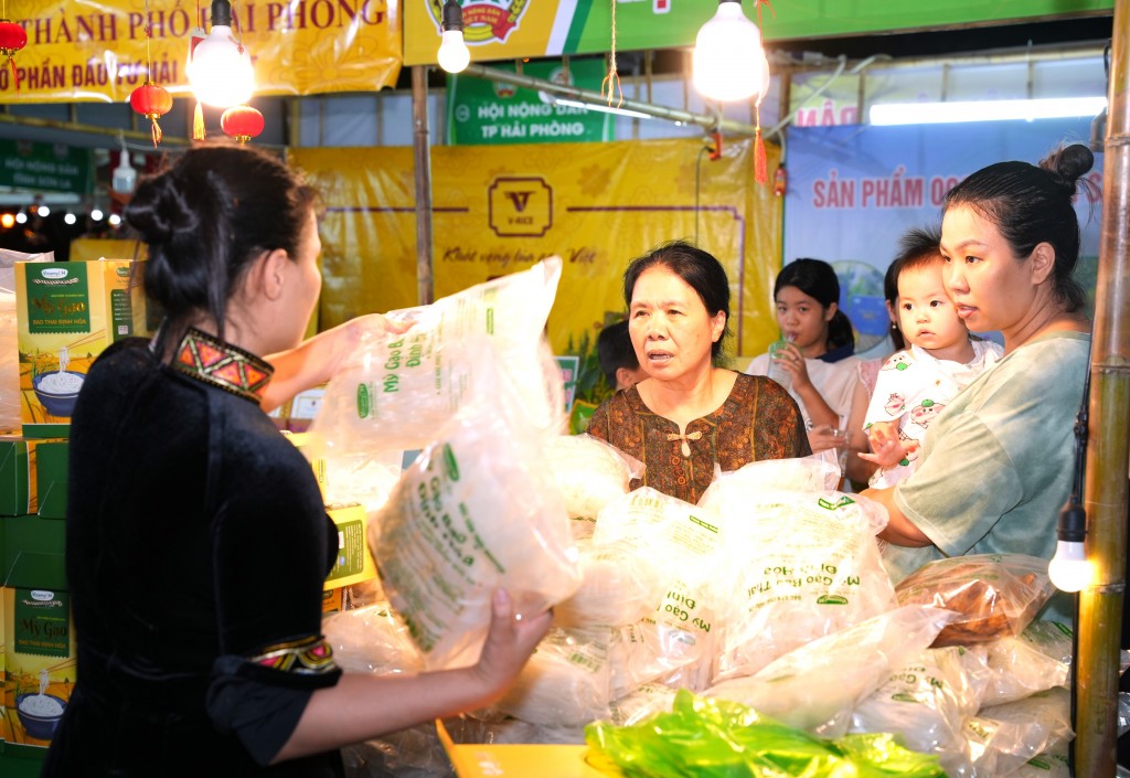 Hơn 60 gian hàng nông sản tiêu biểu phục vụ người dân và du khách tại Sơn Tây
