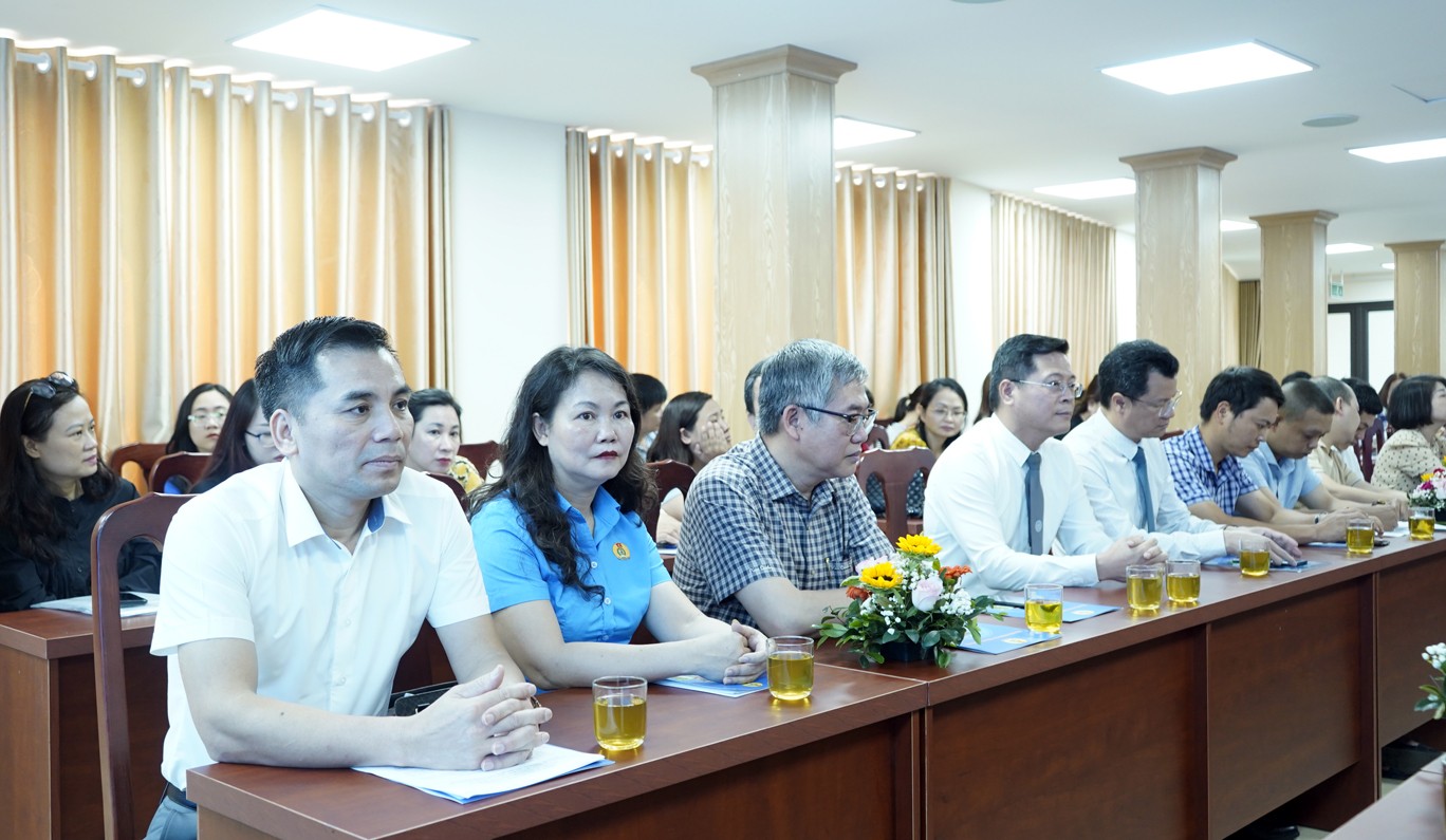 TRỰC TUYẾN: Chuyên đề “Nâng cao kiến thức pháp luật lao động và an toàn vệ sinh lao động”