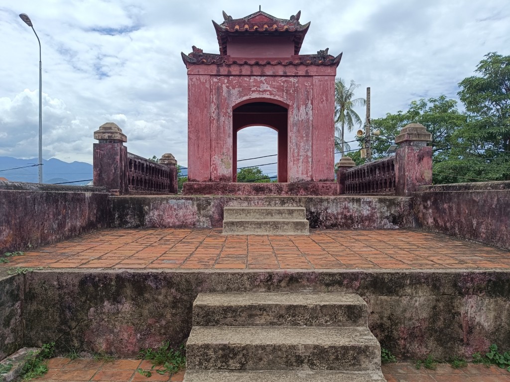 Căn cứ vào những dấu tích còn lại, một số nhà nghiên cứu cho rằng, Thành cổ Diên Khánh có một số nét tương đồng với kiểu Điện Thái Hòa ở Huế. (Ảnh: Hương Thảo)