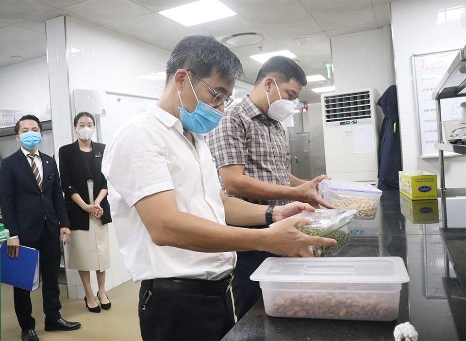 Kiểm tra công đoạn sản xuất bánh Trung thu