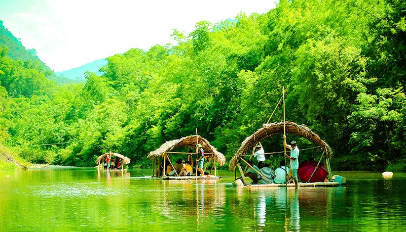 Ngồi bè tre trôi giữa đại ngàn Pù Luông: Lắng nghe núi rừng thì thầm ở suối Chàm Ngồi bè tre trôi giữa đại ngàn Pù Luông: Lắng nghe núi rừng thì thầm ở suối Chàm