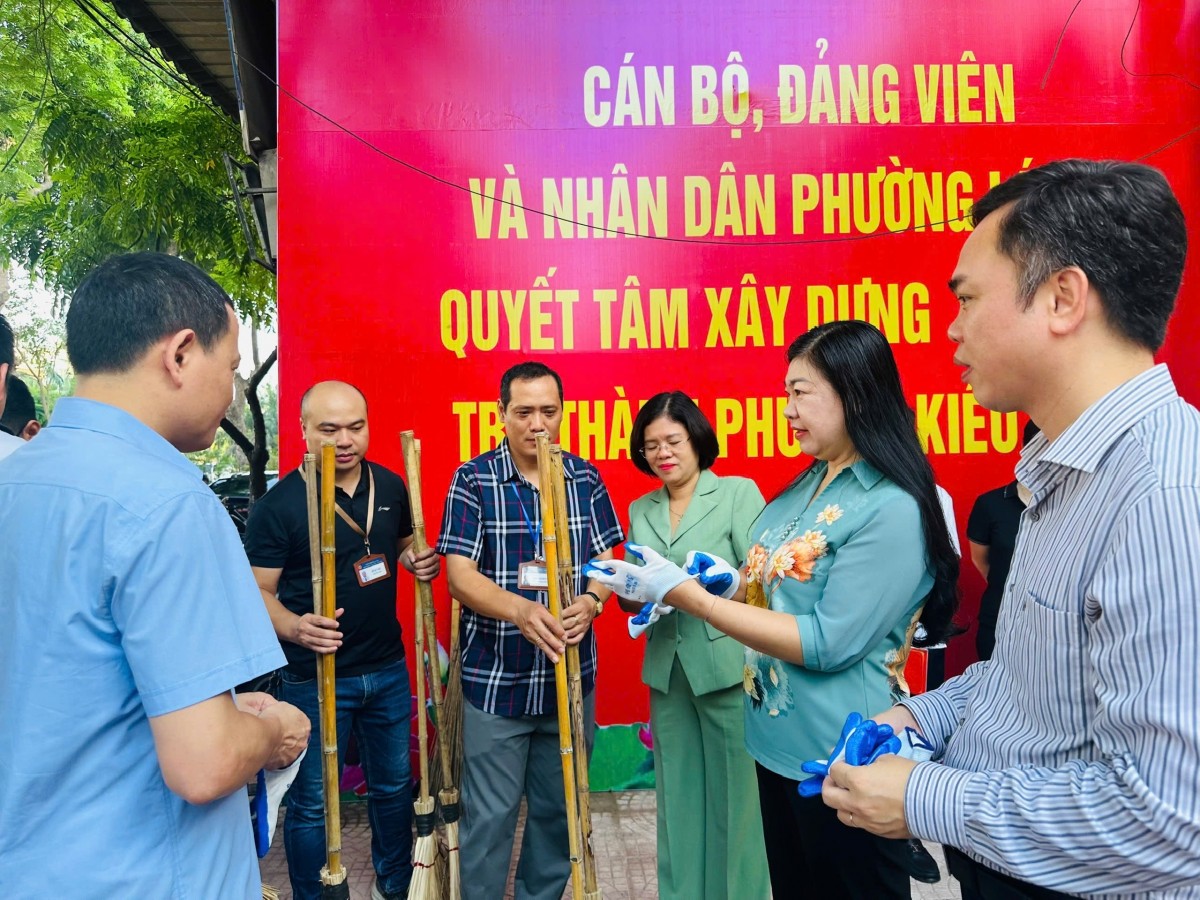 Phường Láng tổ chức ra quân duy trì trật tự đô thị, vệ sinh môi trường