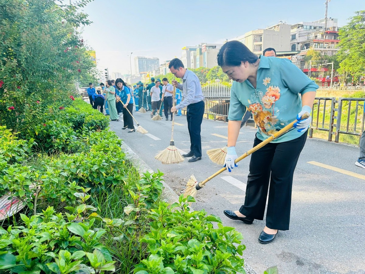 Phường Láng tổ chức ra quân duy trì trật tự đô thị, vệ sinh môi trường