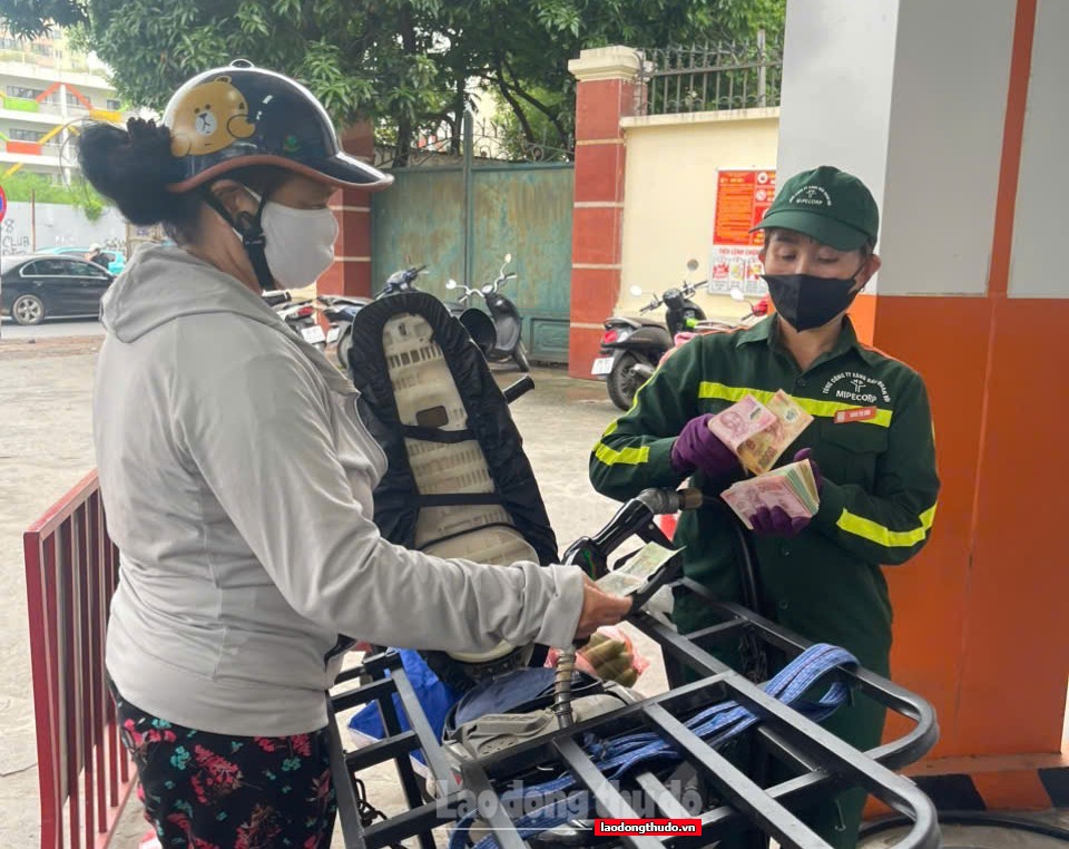 Xăng tăng hơn 200 đồng/lít từ 15h ngày 21/8